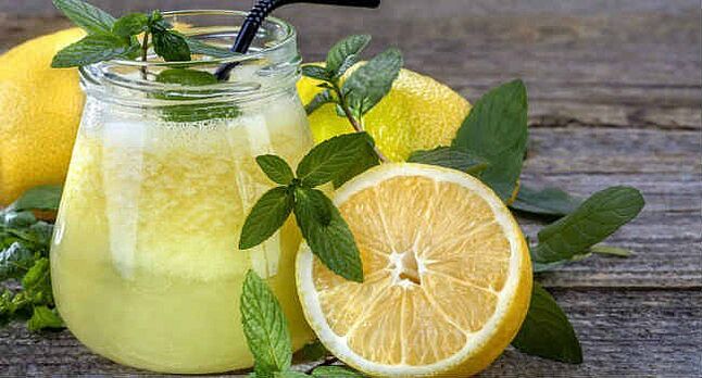 auga con limón nunha dieta